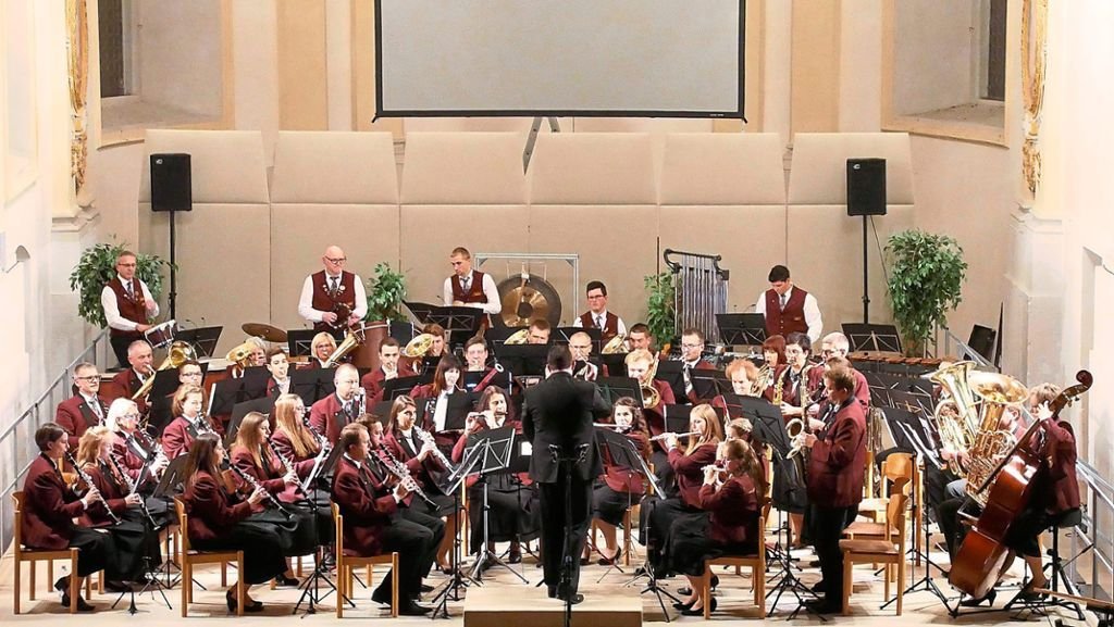 Die Musikkapelle Altoberndorf mit ihrem Dirigenten Volker Rückert begeistert das Publikum in der ehemaligen Klosterkirche.